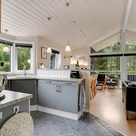 Modern With Large Enclosed Terrace In Quiet Surroundings بيت للعطل Fjerritslev