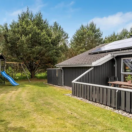 Modern With Large Enclosed Terrace In Quiet Surroundings Feriehus *