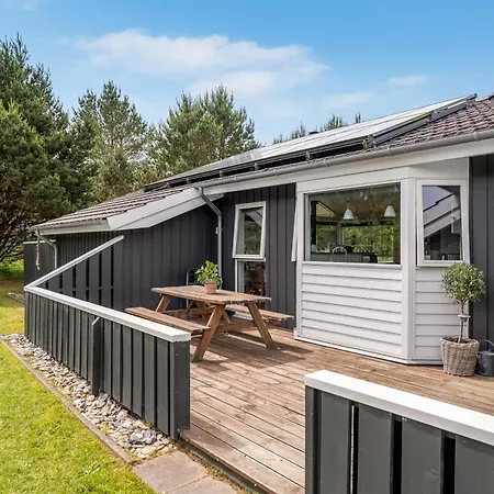 Modern With Large Enclosed Terrace In Quiet Surroundings Hébergement de vacances